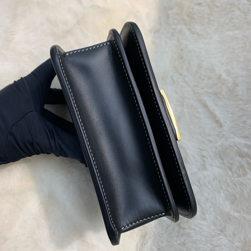 FENDI FF金扣LOGO斜孭袋 I184-5
