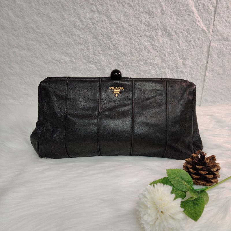 Prada 黑色金扣 手拿包-0