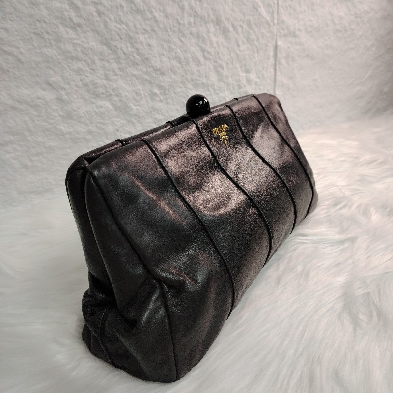 Prada 黑色金扣 手拿包-2