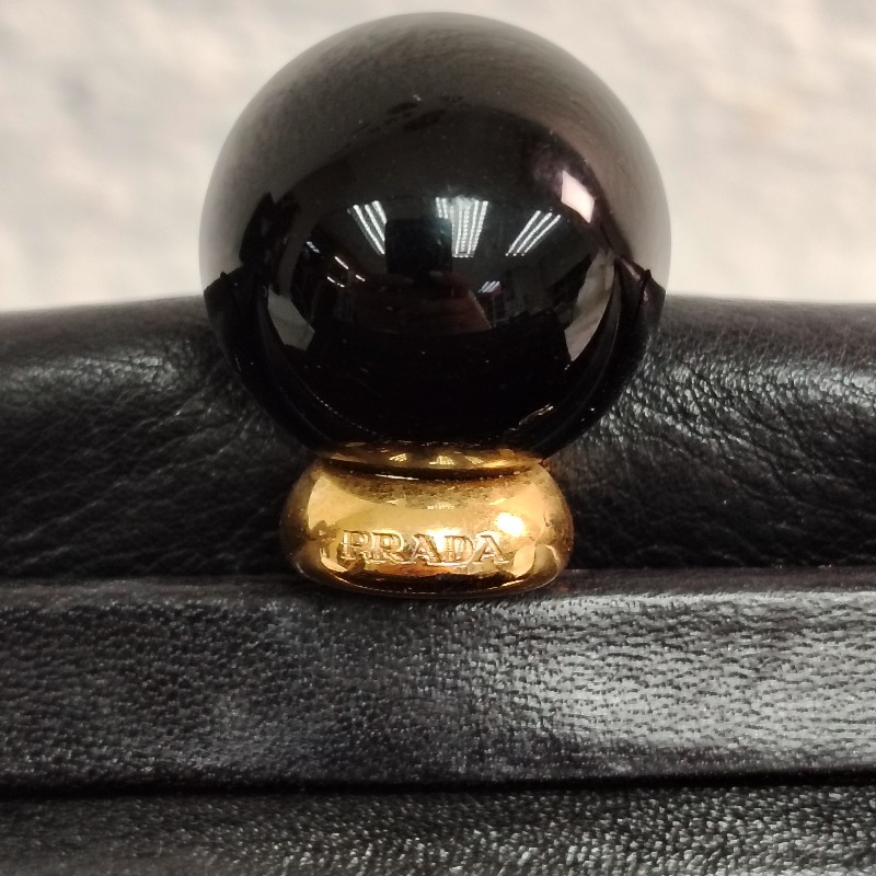 Prada 黑色金扣 手拿包-5