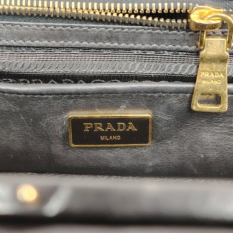 Prada 黑色金扣 手拿包-7