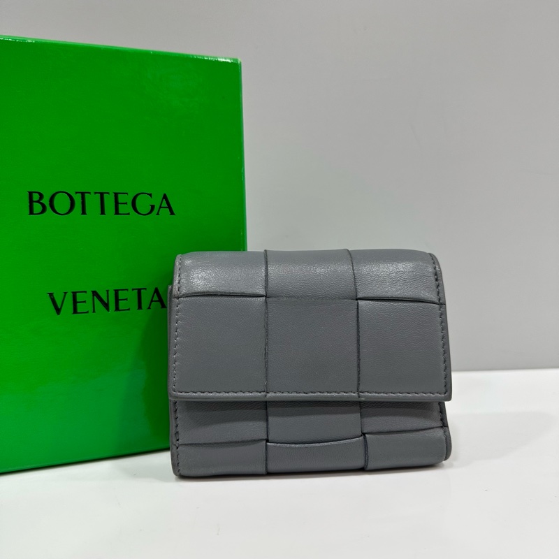 BV 651372 灰色羊皮編織拉鏈短夾-0