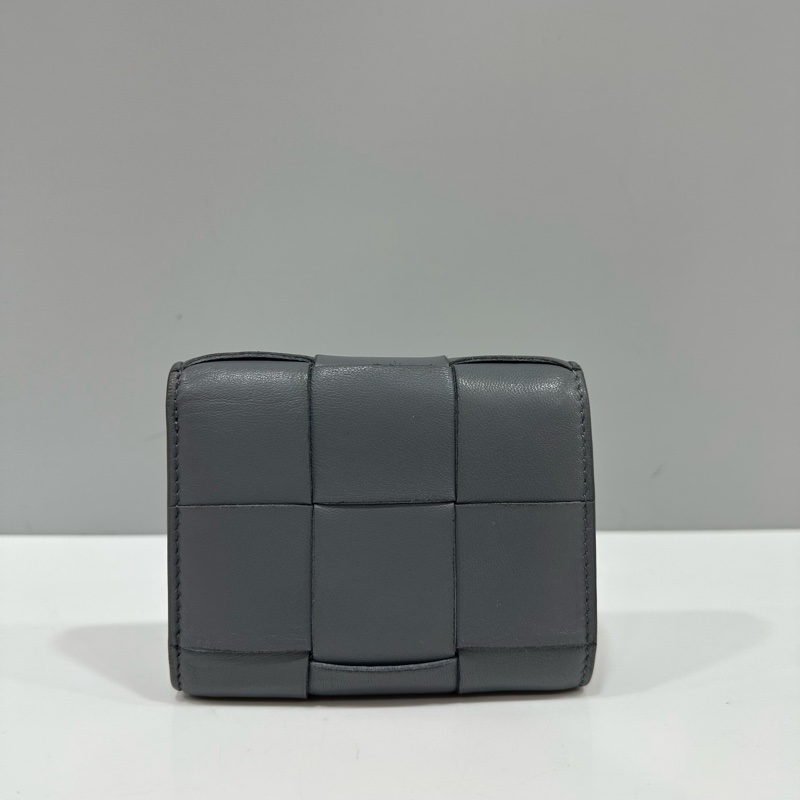 BV 651372 灰色羊皮編織拉鏈短夾-1