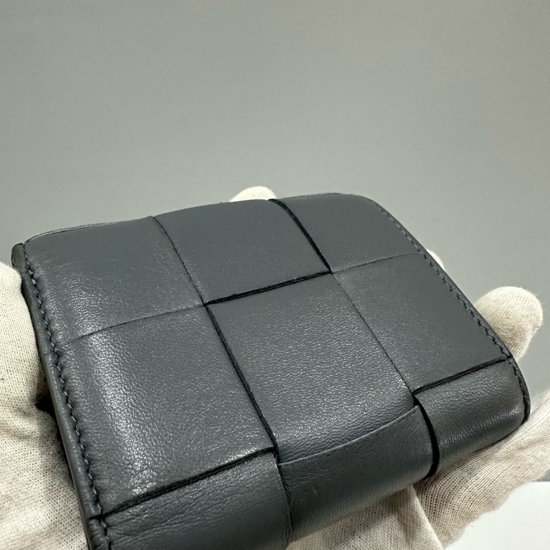 BV 651372 灰色羊皮編織拉鏈短夾-4