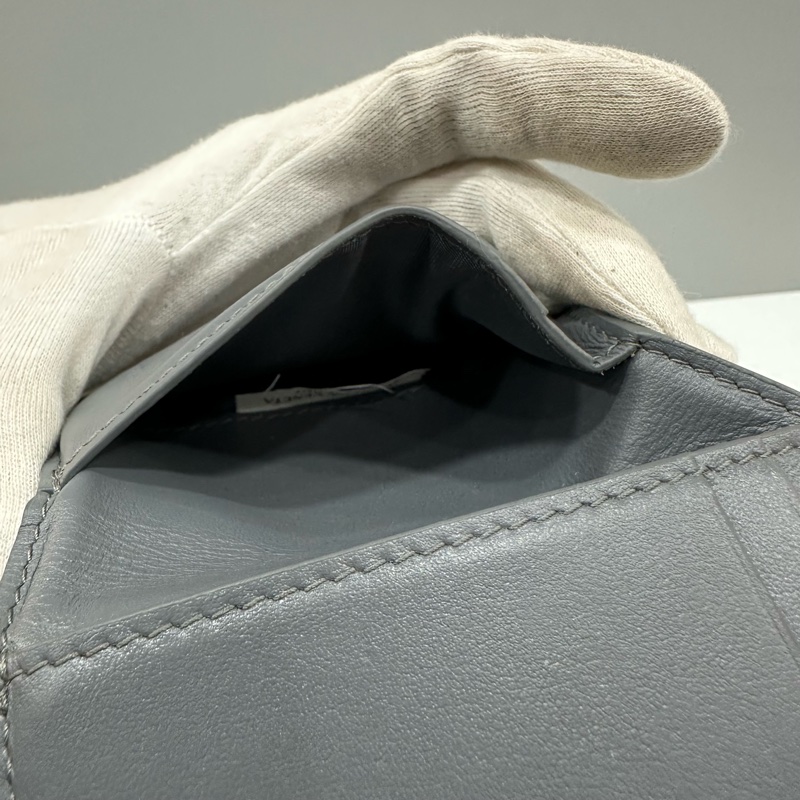 BV 651372 灰色羊皮編織拉鏈短夾-17