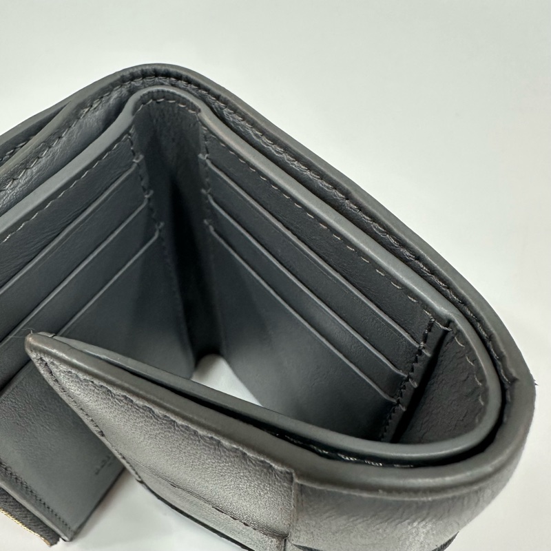 BV 651372 灰色羊皮編織拉鏈短夾-24