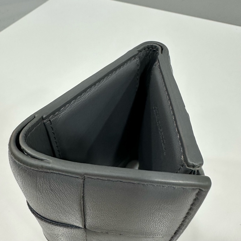 BV 651372 灰色羊皮編織拉鏈短夾-25