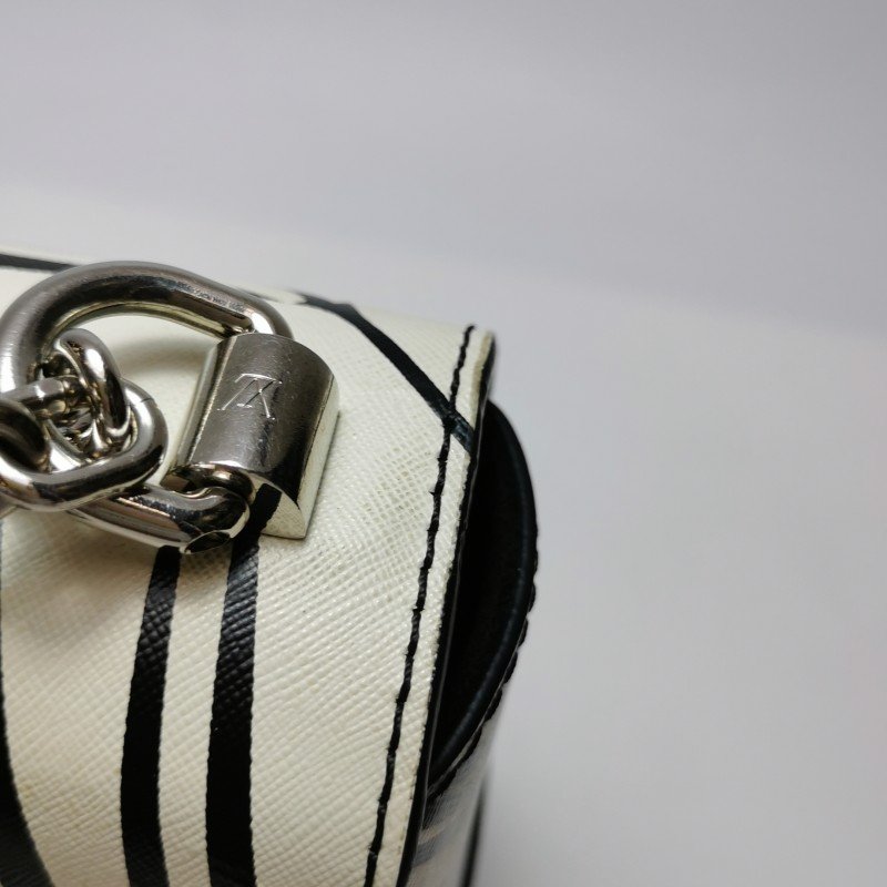 Louis Vuitton (LV) Twist 中號 牛皮 植物印花 旋轉鎖扣 單肩包-11