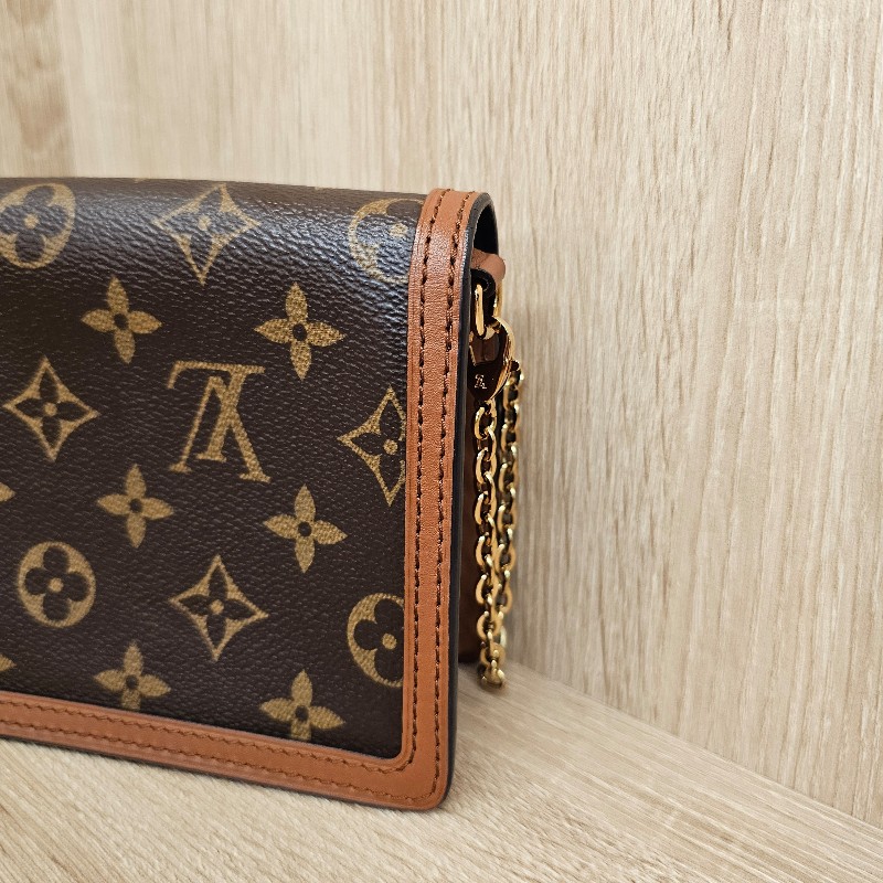 LV雙色Dauphine斜背WOC鏈包-4