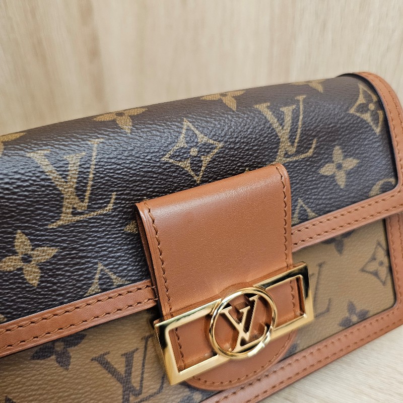 LV雙色Dauphine斜背WOC鏈包-10