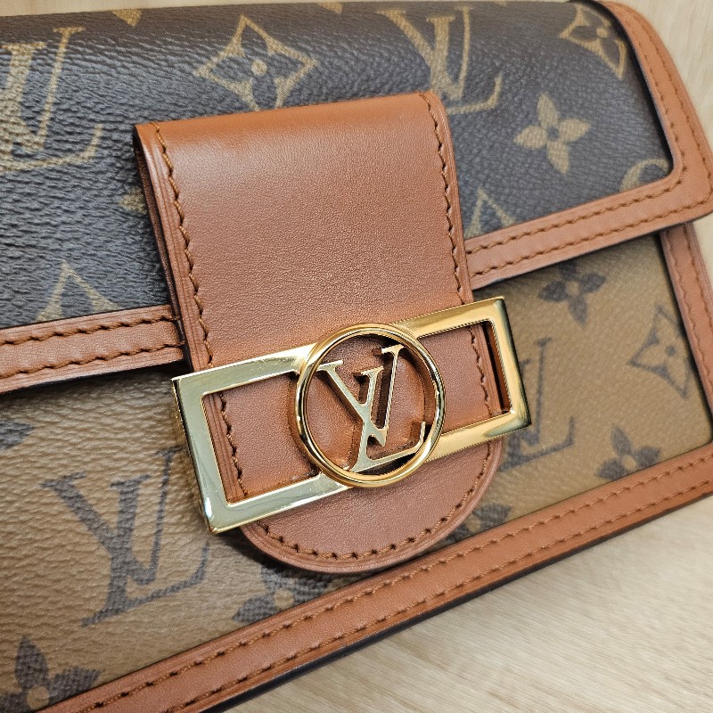 LV雙色Dauphine斜背WOC鏈包-11