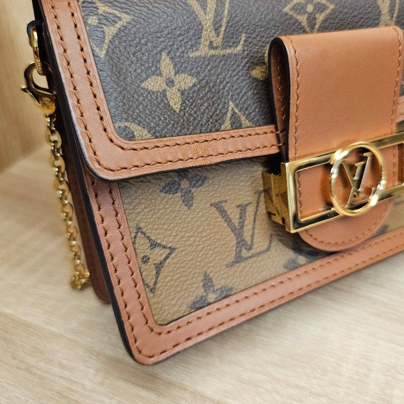 LV雙色Dauphine斜背WOC鏈包-12
