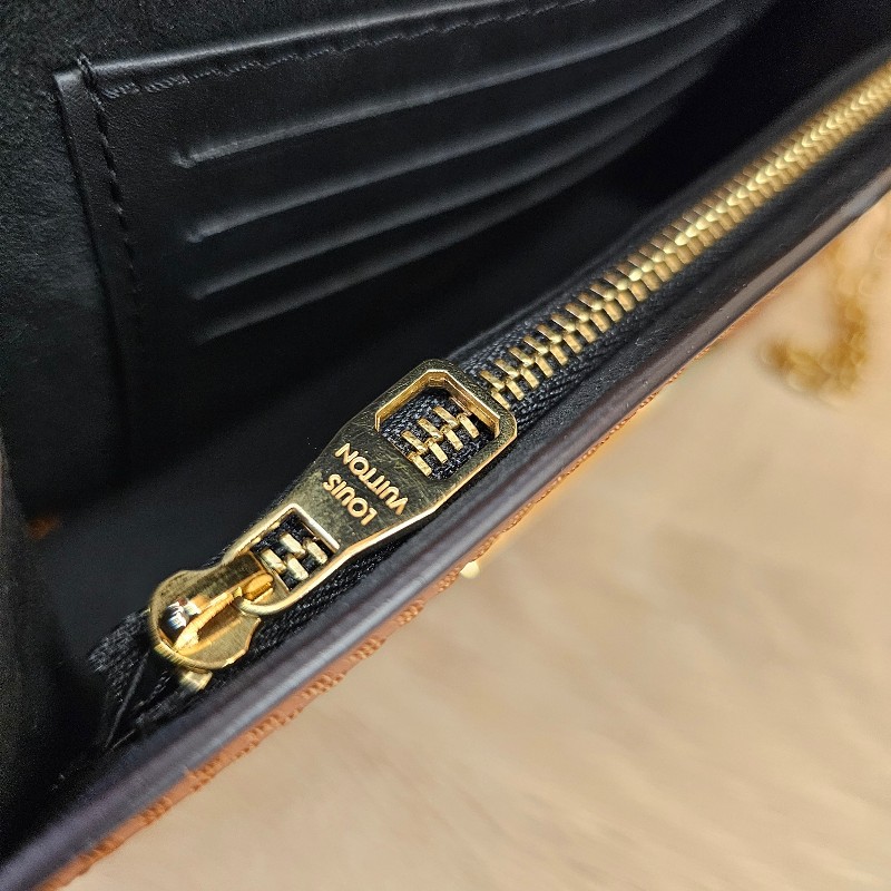 LV雙色Dauphine斜背WOC鏈包-21