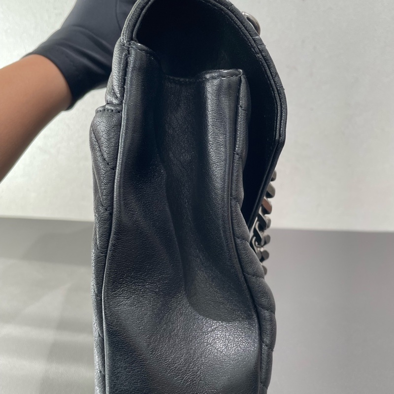 YSL聖羅蘭College大號 黑銀全皮V紋郵差包肩背包-10