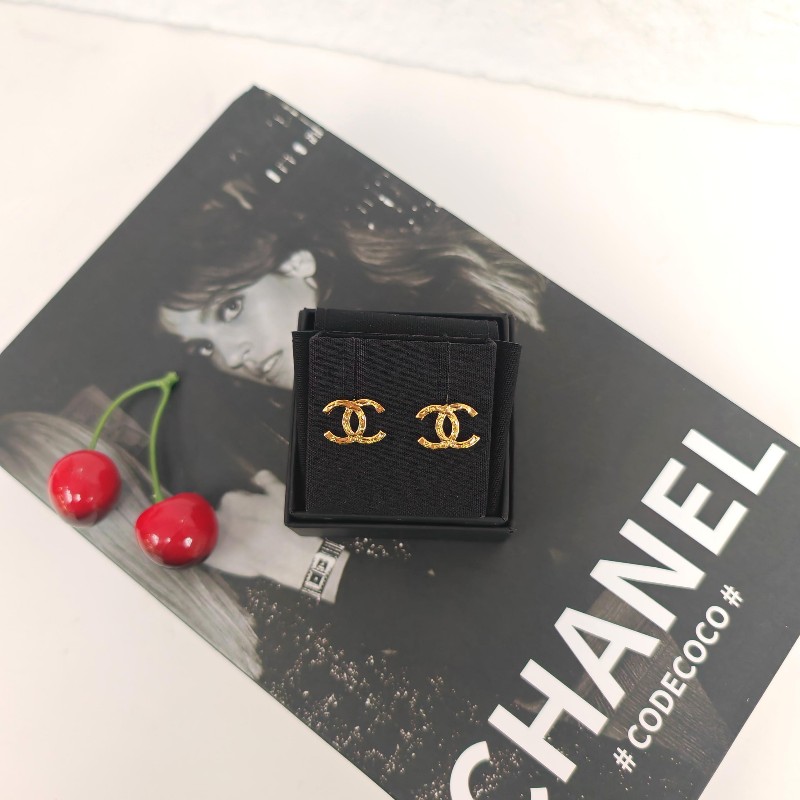 Chanel 金色 雙C壓紋 Logo耳釘 F24V-0