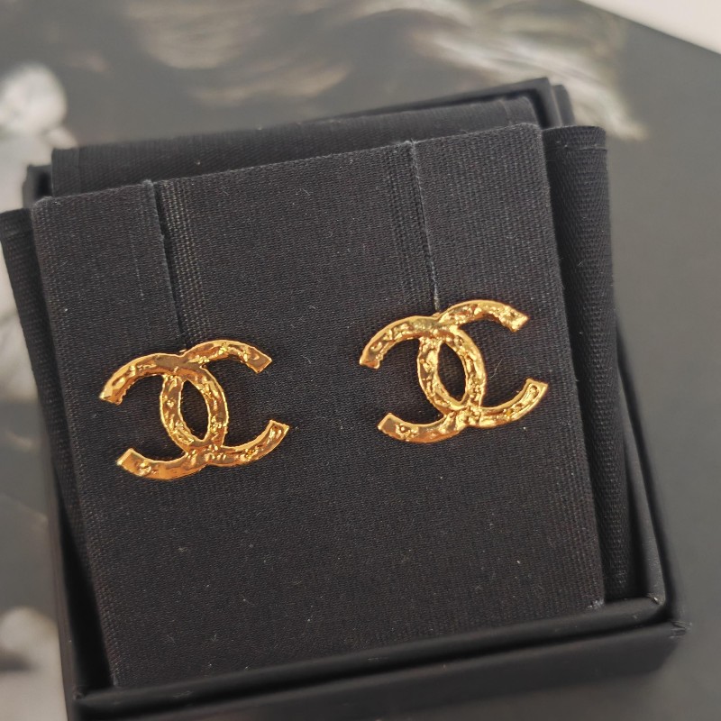 Chanel 金色 雙C壓紋 Logo耳釘 F24V-1