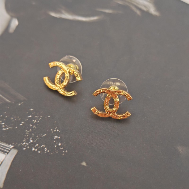 Chanel 金色 雙C壓紋 Logo耳釘 F24V-2
