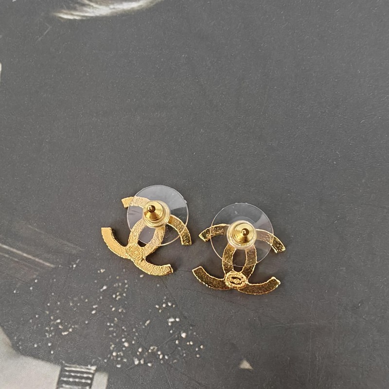 Chanel 金色 雙C壓紋 Logo耳釘 F24V-3