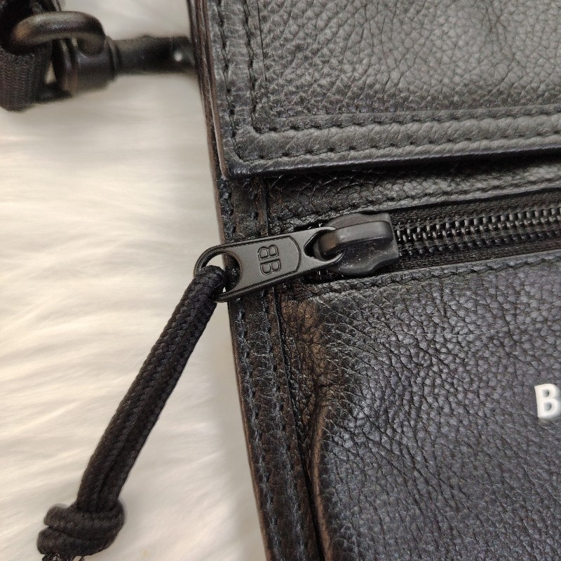 Men's Explorer Pouch With Strap Small in Black-4