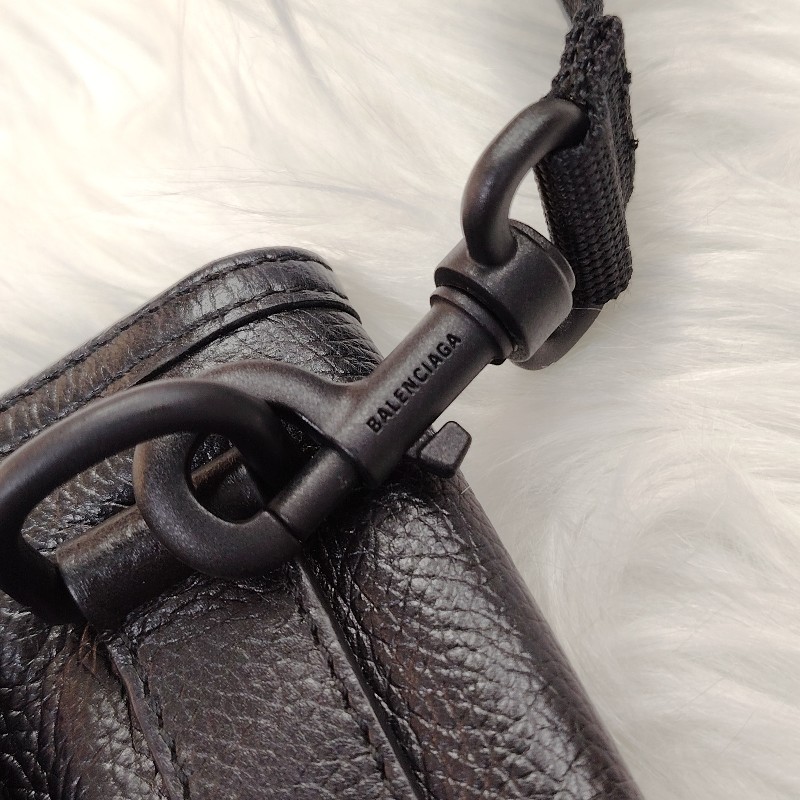 Men's Explorer Pouch With Strap Small in Black-5
