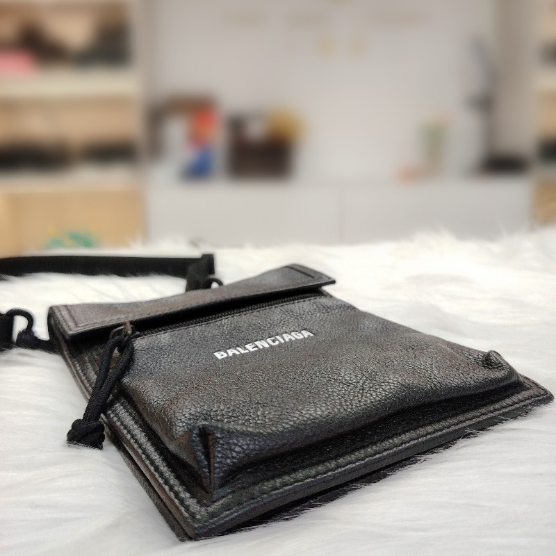 Men's Explorer Pouch With Strap Small in Black-7