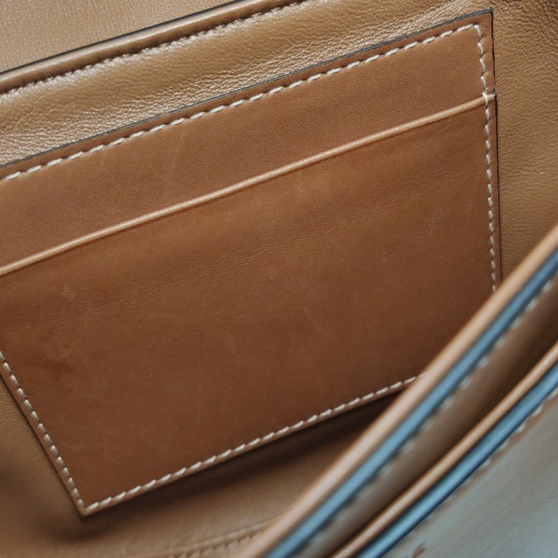 Celine 16系列 小號 牛皮 純色 T型 短翻蓋 斜背包-8