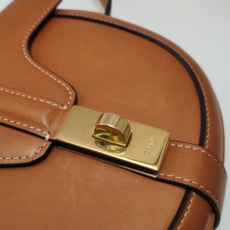 Celine 16系列 小號 牛皮 純色 T型 短翻蓋 斜背包-9