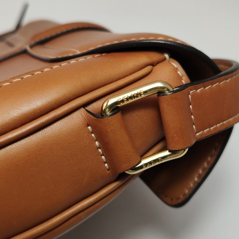 Celine 16系列 小號 牛皮 純色 T型 短翻蓋 斜背包-11