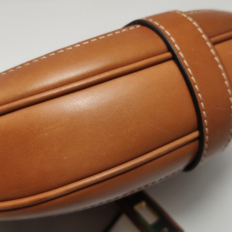 Celine 16系列 小號 牛皮 純色 T型 短翻蓋 斜背包-14