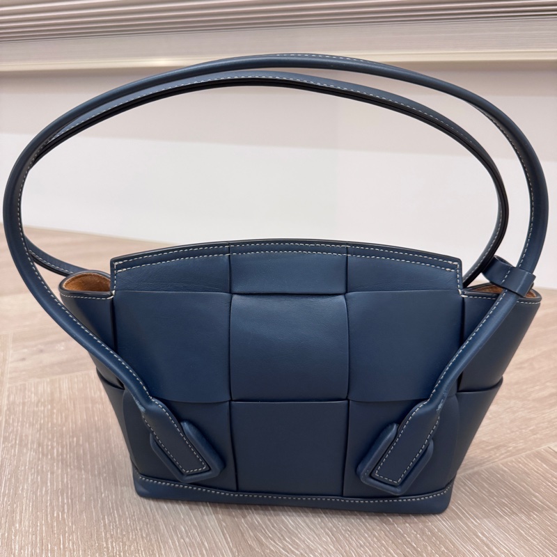 Bottega Veneta BV arco33 藏青藍-6