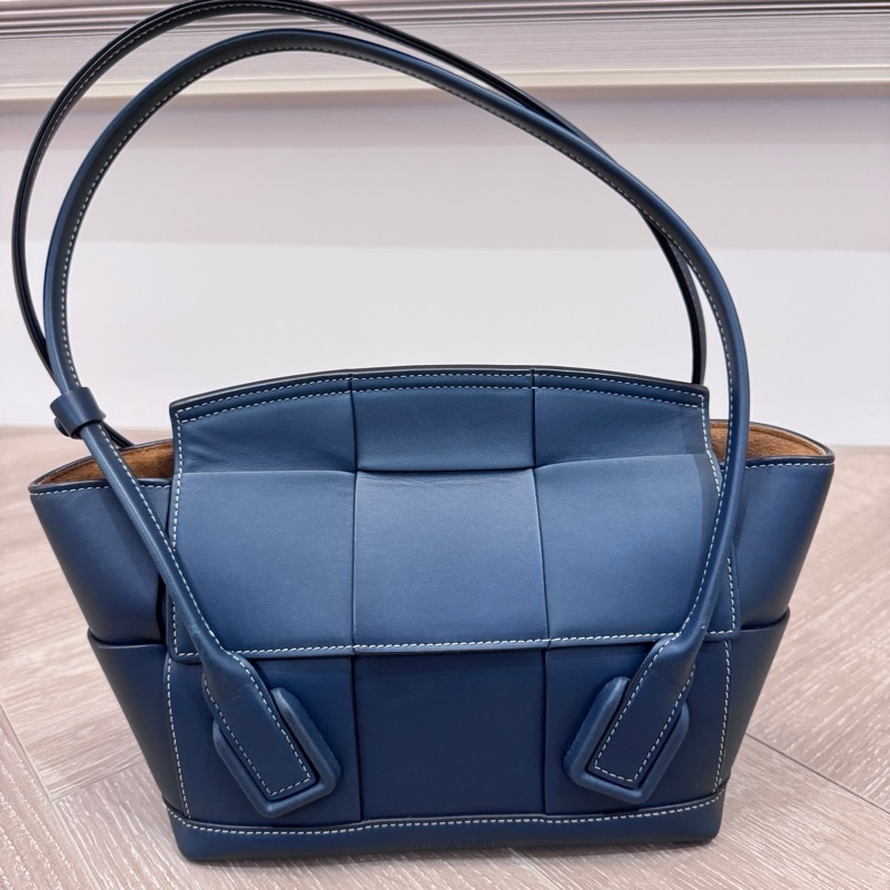 Bottega Veneta BV arco33 藏青藍-10