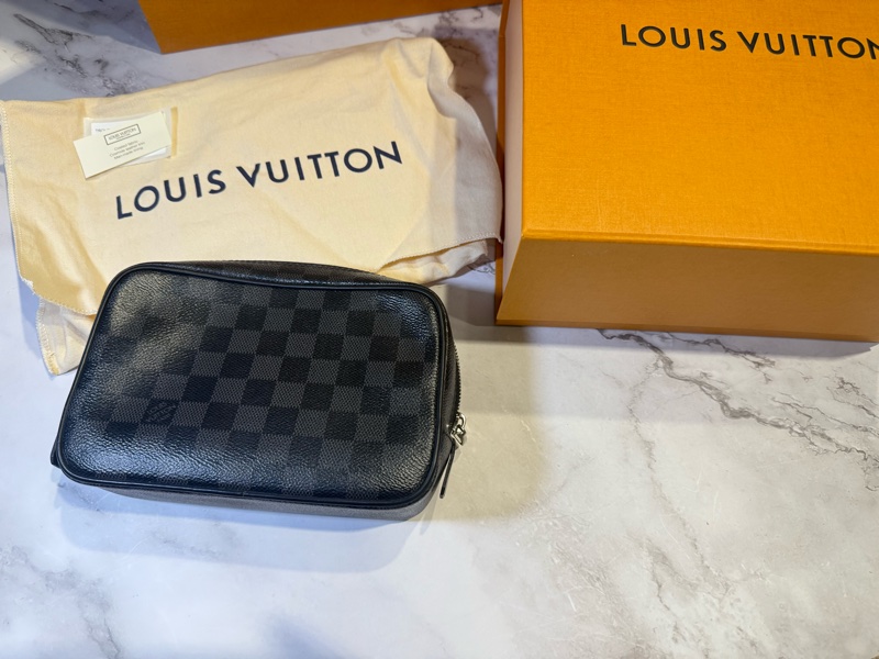 LV黑色棋盤男性手拿包盥洗包-0