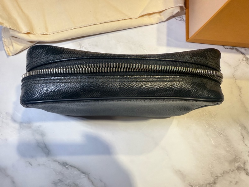 LV黑色棋盤男性手拿包盥洗包-4