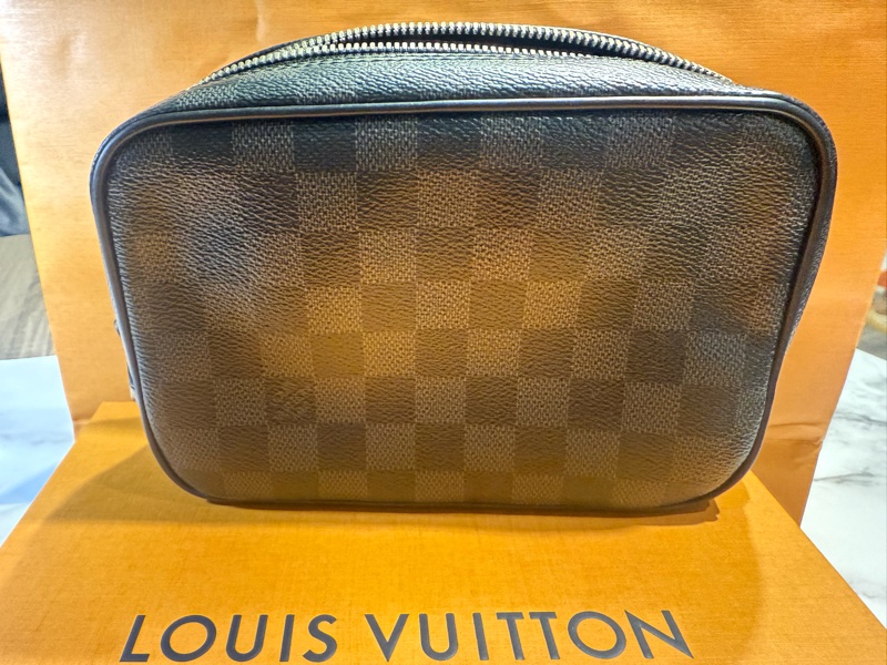 LV黑色棋盤男性手拿包盥洗包-6