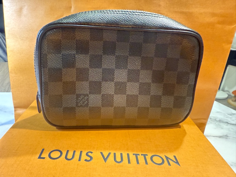 LV黑色棋盤男性手拿包盥洗包-11