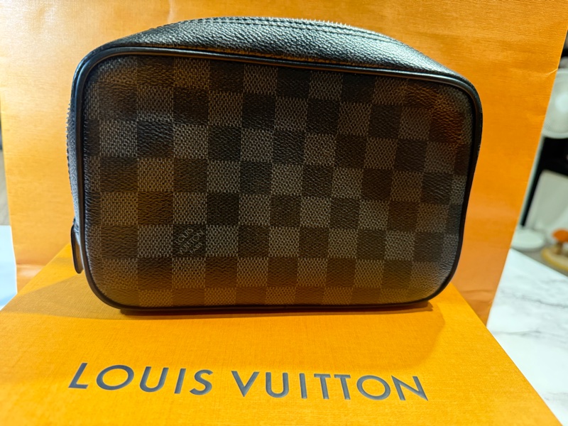LV黑色棋盤男性手拿包盥洗包-12