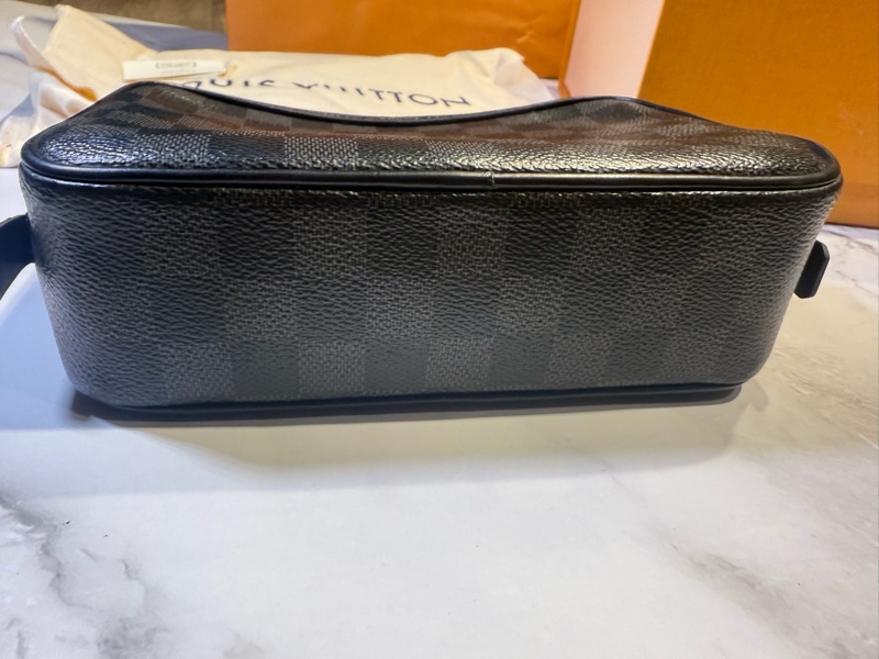 LV黑色棋盤男性手拿包盥洗包-14