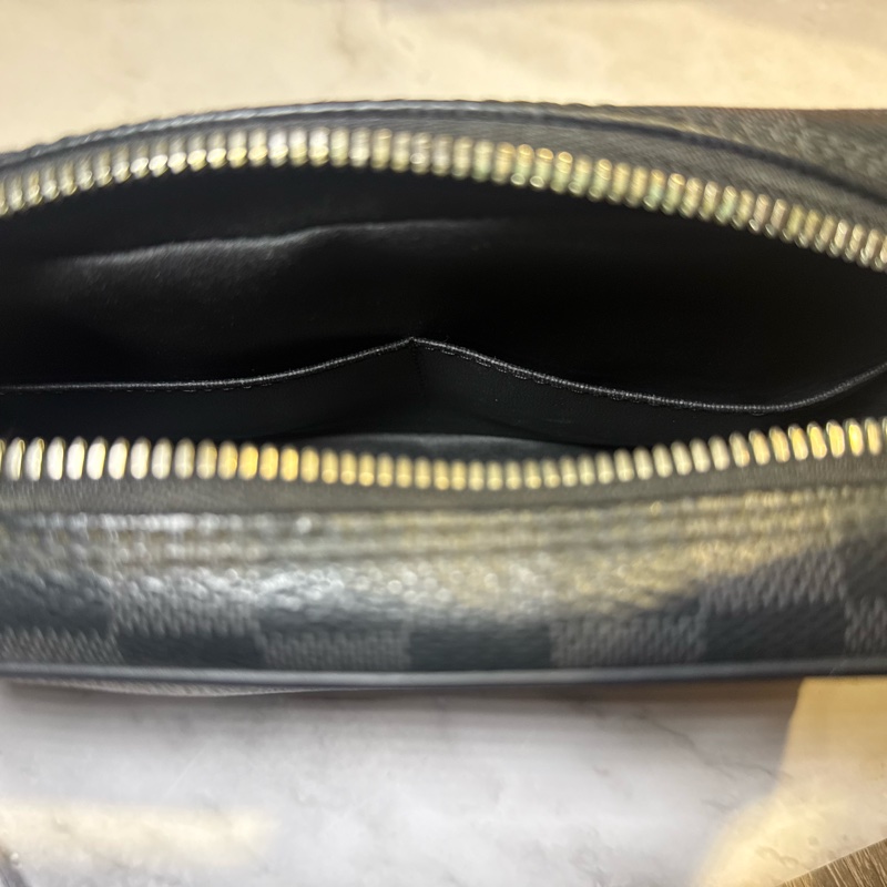 LV黑色棋盤男性手拿包盥洗包-16