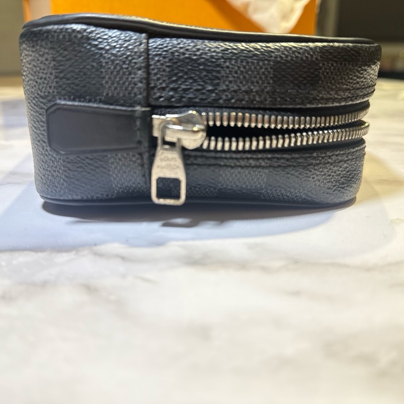 LV黑色棋盤男性手拿包盥洗包-21