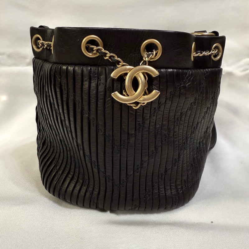 Chanel 牛皮抽繩皺摺水桶包-0