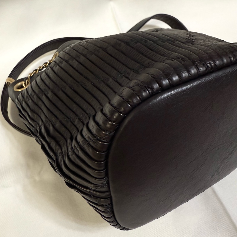 Chanel 牛皮抽繩皺摺水桶包-6