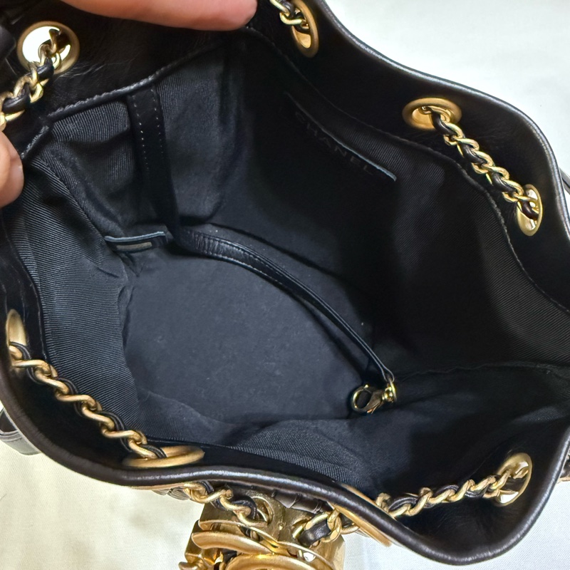 Chanel 牛皮抽繩皺摺水桶包-7