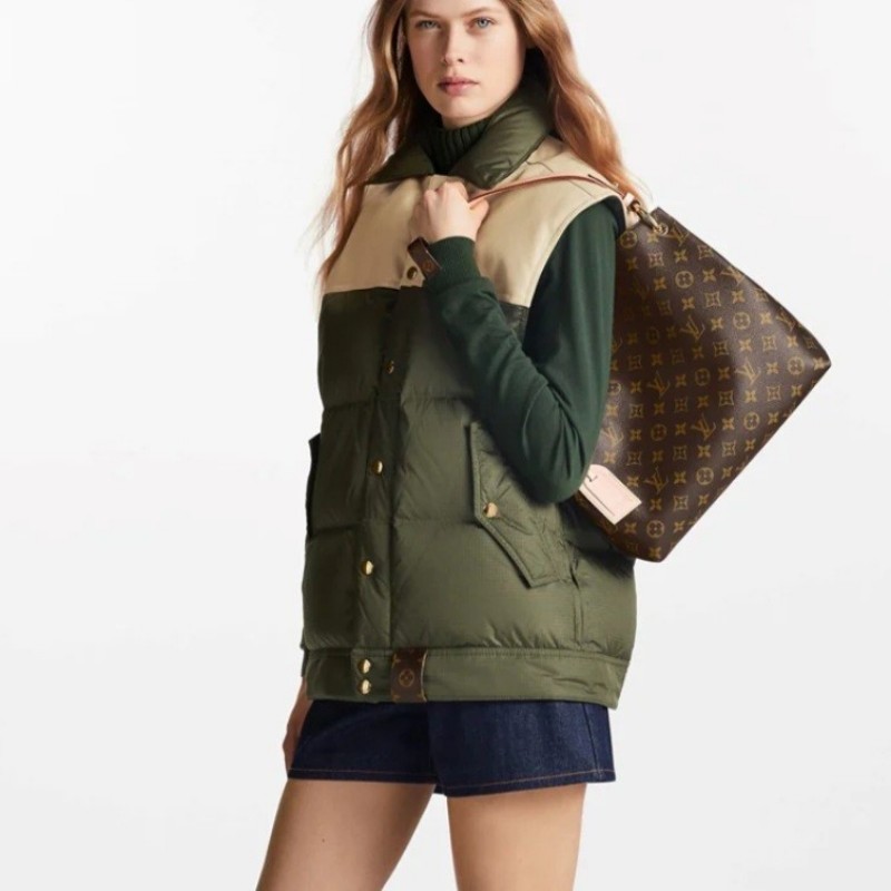 原價18萬／LV羽絨背心／日本二手精品店展示衣-5