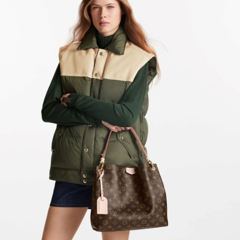 原價18萬／LV羽絨背心／日本二手精品店展示衣-10