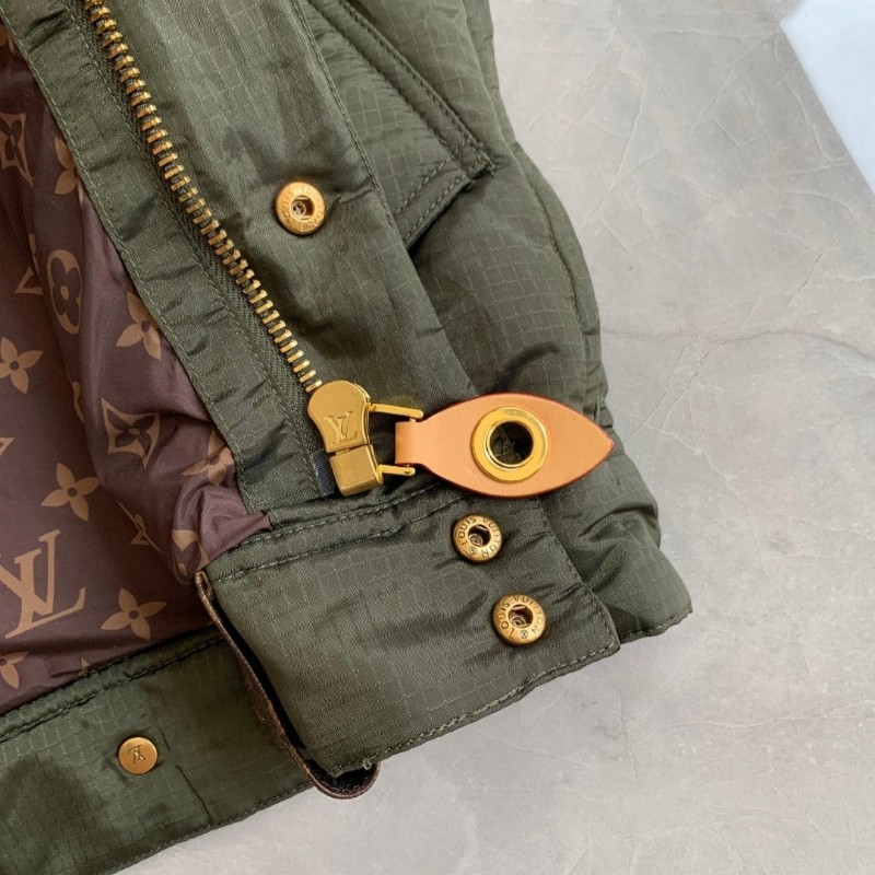 原價18萬／LV羽絨背心／日本二手精品店展示衣-12