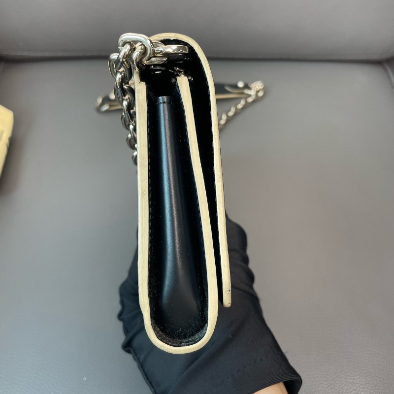 LV/路易威登 黑色Epi水波纹限量徽章Twist woc鏈條包肩背包-3