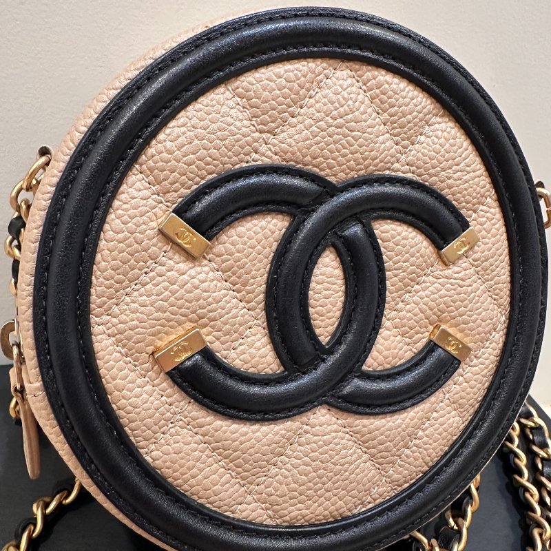 Chanel 大LOGO圓餅包 魚子醬皮-1