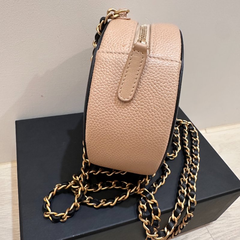 Chanel 大LOGO圓餅包 魚子醬皮-2