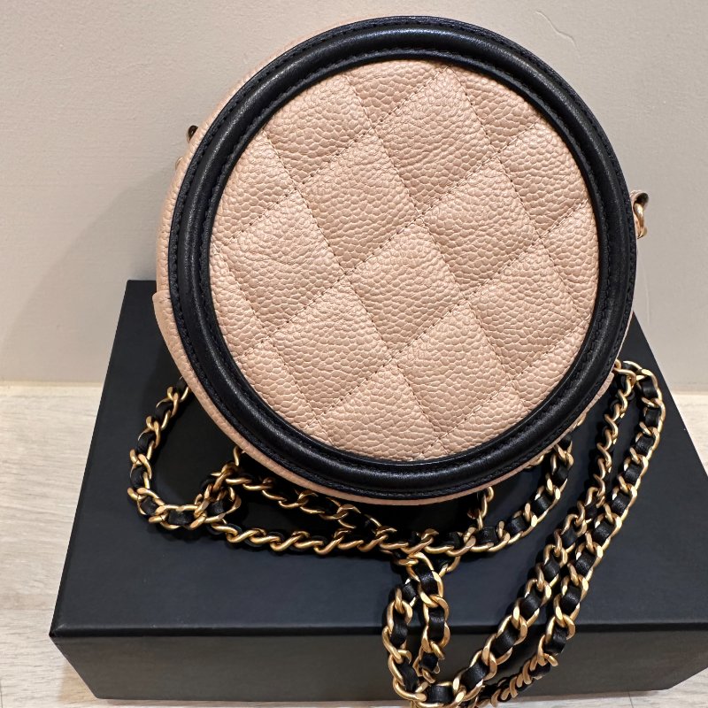 Chanel 大LOGO圓餅包 魚子醬皮-3