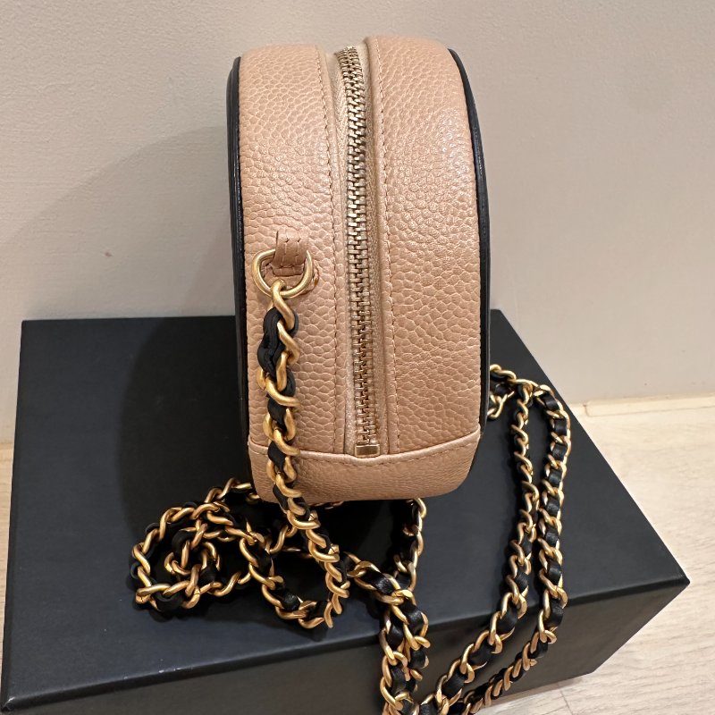 Chanel 大LOGO圓餅包 魚子醬皮-5